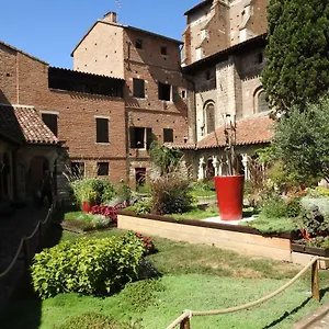 Dans Le Cloitre Saint Salvy A Albi. Albi
